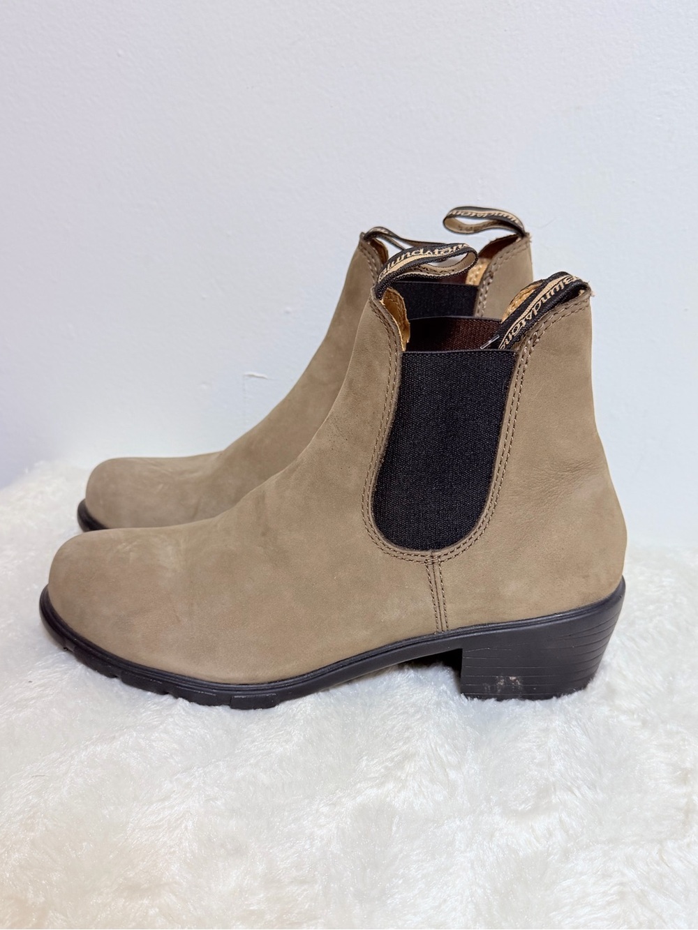 BLUNDSTONE 1961 (WOMEN'S) - STONE NUBUCK Size 8.5